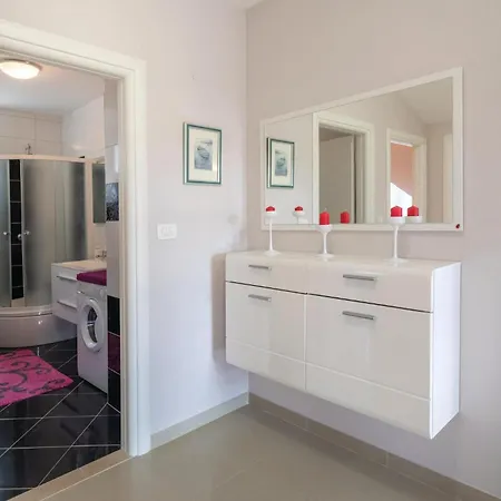 Holiday home Lovely In With Wifi