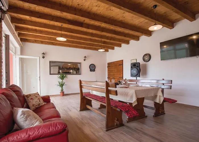 Holiday home Lovely In With Wifi Bacina